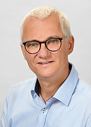 Volker Davinghausen, Mitarbeiter beim BürgerTelefonKrebs / © Michael Rabenstein / Uni-Klinikum Erlangen